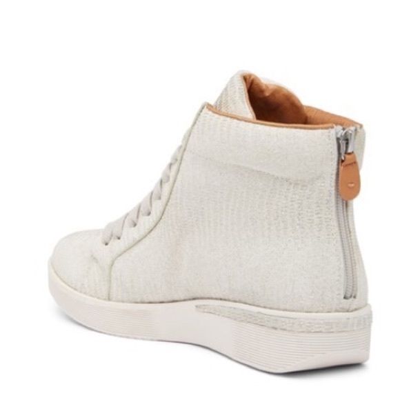 KENNETH COLE Helka Metallic High-Top Sneaker! - Picture 3 of 7